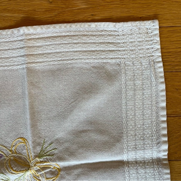 Embroidered Floral Tablecloth. Square. Handmade. New. Vintage. - Picture 4 of 8
